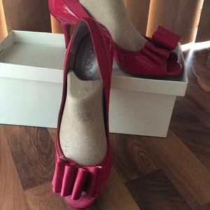 Kitty heel, dark pink shoe